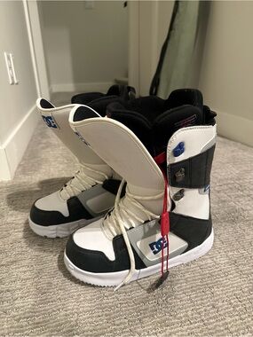DC White and Black Snowboard Boots - Durable Comfort